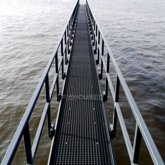 Ponte de metal acima do mar — Fotografia de Stock