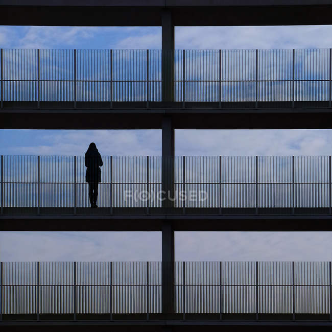 Mujer de pie en el balcón - foto de stock