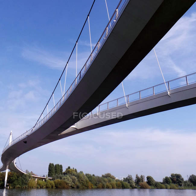 Puente suspendido en el río - foto de stock