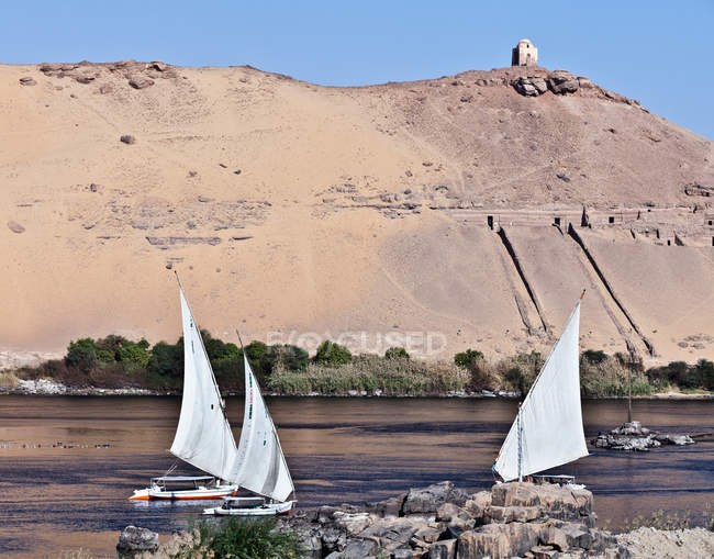 Veleros en el río Nilo - foto de stock