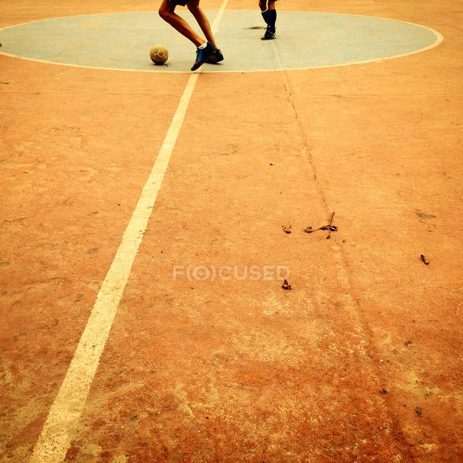 Garçons jouant au football — Photo de stock