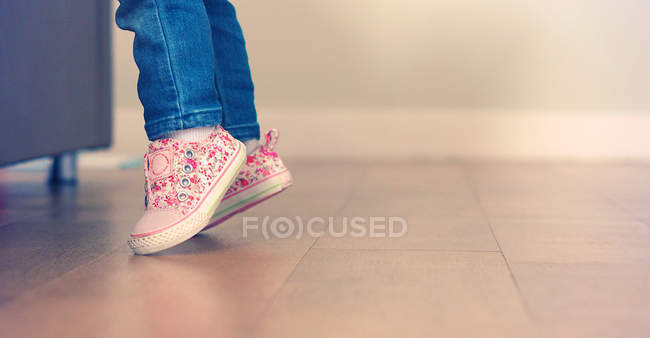 Baby girl learning to stand — Stock Photo