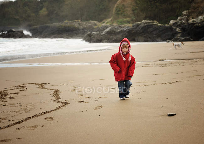 Mädchen geht am Strand spazieren — Stockfoto