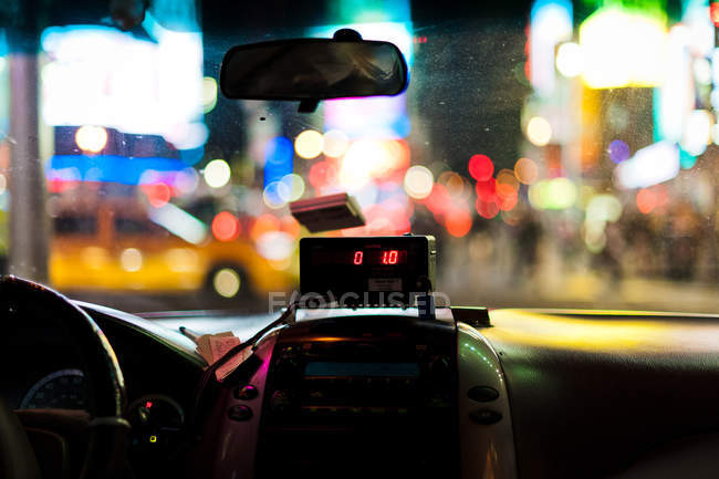 Желтое такси в Нью-Йорке, США — стоковое фото