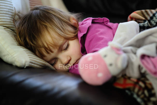 Mädchen schläft auf Sofa — Stockfoto