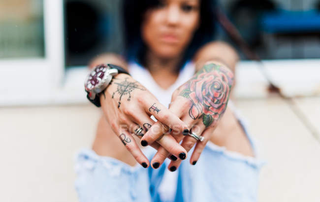 Donna con le mani tatuate — Foto stock