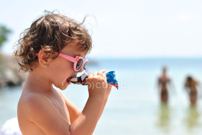 Petite fille manger de la crème glacée — Photo de stock