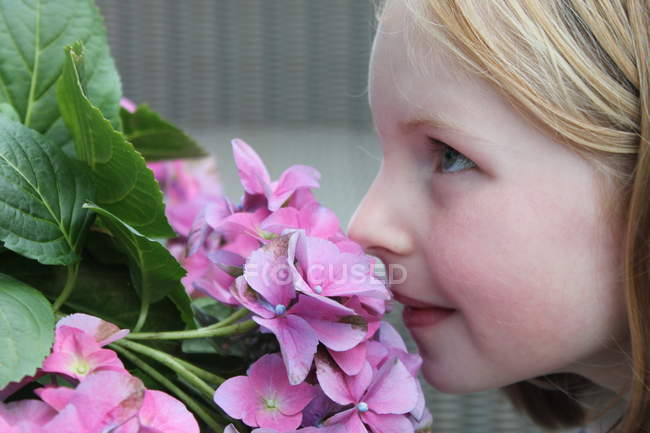 Chica oliendo flores - foto de stock