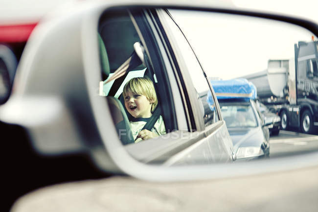Reflexão no espelho da asa do carro do menino — Fotografia de Stock