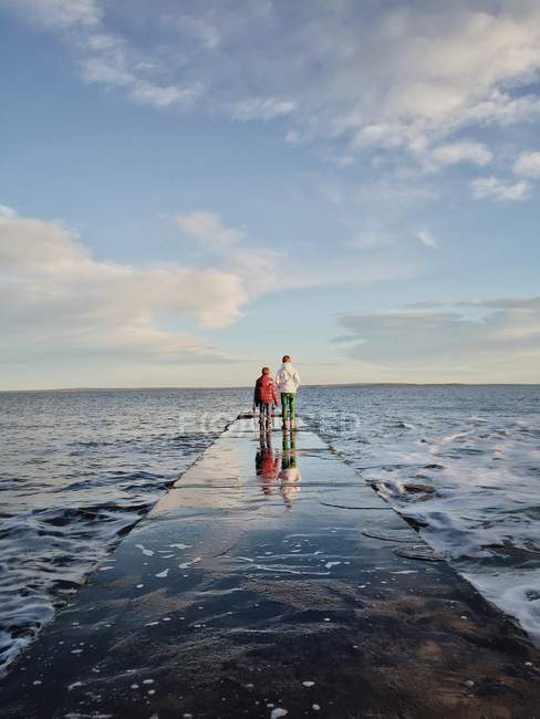 Two boys looking at sea — Stock Photo