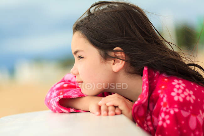 Девушка смотрит на пляж — стоковое фото