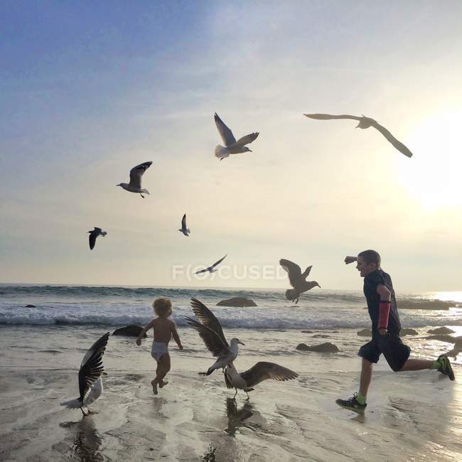 Zwei Jungen rennen am Strand — Stockfoto