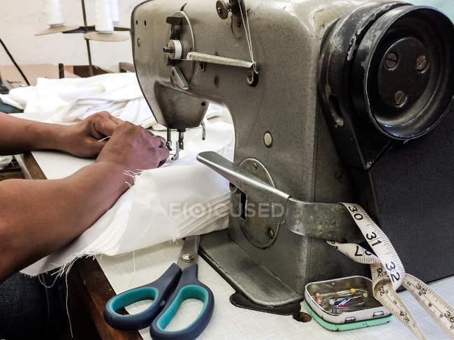 Máquina de coser trabajador - foto de stock