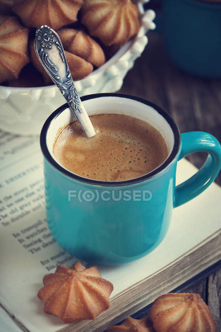 Biscoitos e xícara de café — Fotografia de Stock