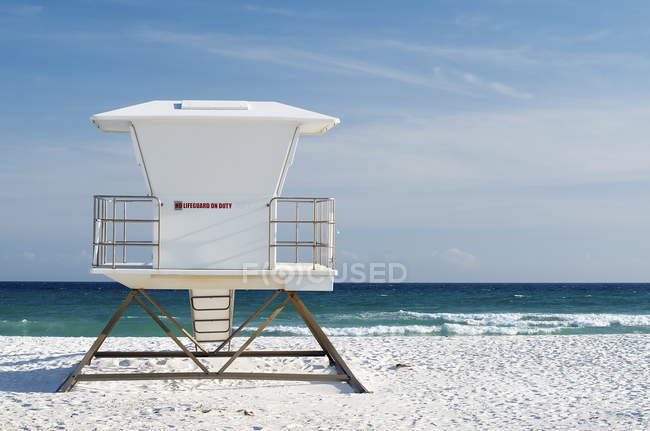 Lifeguard tower on beach — Stock Photo