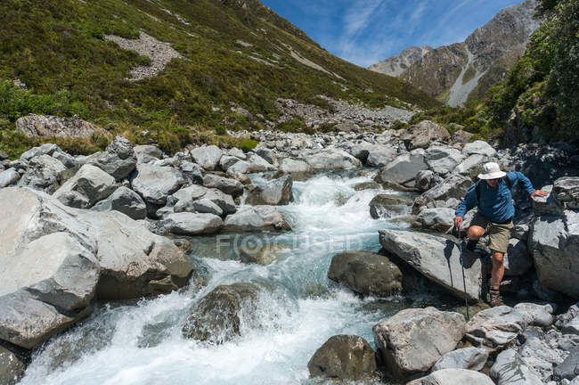 Man hiking in Mary Creek — Stock Photo