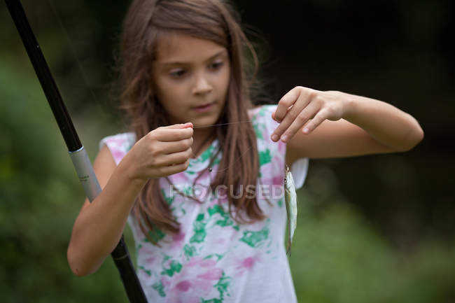 Chica con su captura de peces - foto de stock