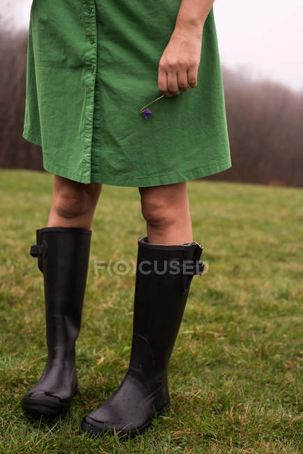Frau trägt Gummistiefel — Stockfoto
