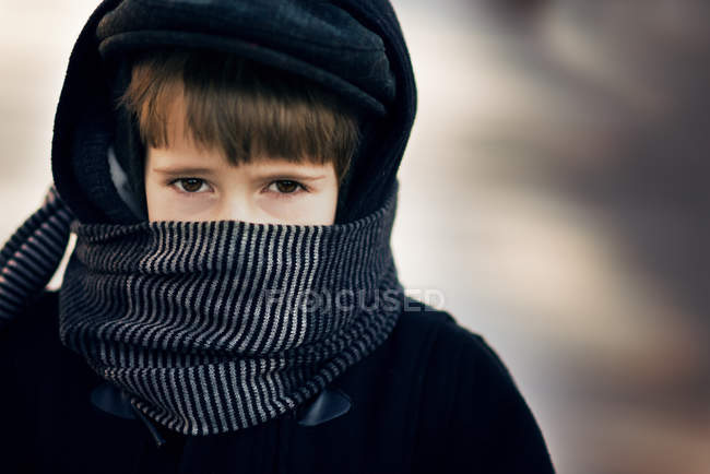 Мальчик в шарфе — стоковое фото