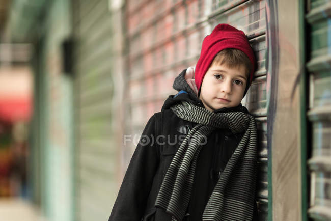 Мальчик прислонился к стене — стоковое фото