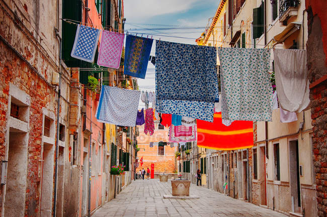Wäsche hängt über Straße — Stockfoto
