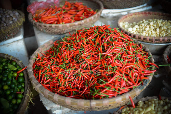 Chillis at market, Hanoi — Stock Photo