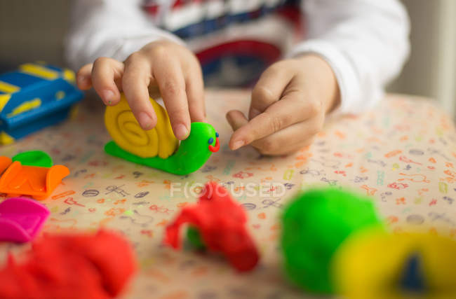 Niño jugando con juguetes - foto de stock