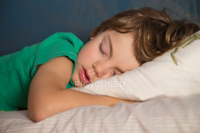 Retrato del niño dormido - foto de stock