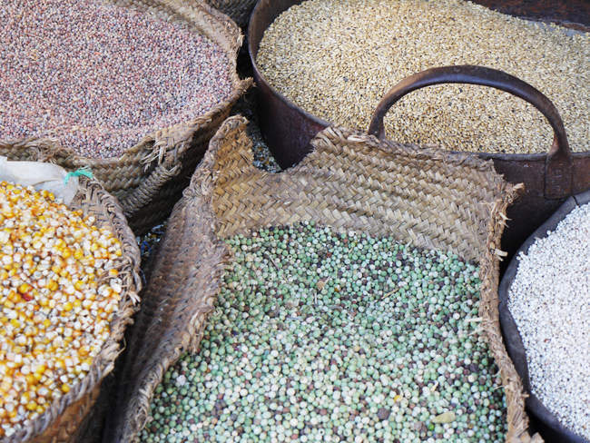 Legumbres y granos en el mercado callejero - foto de stock