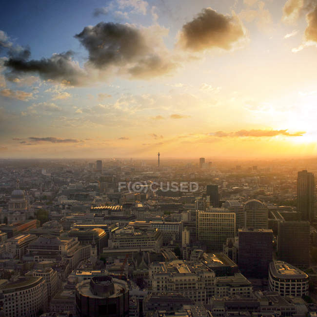 Skyline de Londres al atardecer - foto de stock