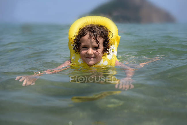Fille portant un gilet de sauvetage en caoutchouc — Photo de stock