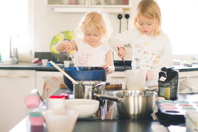 Deux filles cuisson — Photo de stock