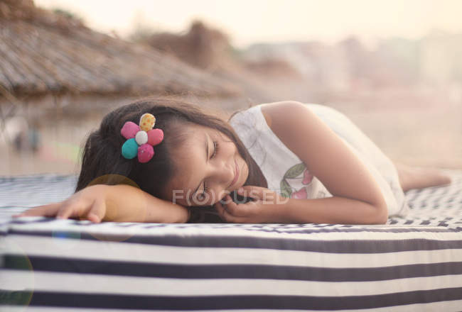 Chica en vestido de verano soñando en la playa - foto de stock