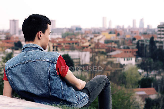 Людина дивиться на міський пейзаж — стокове фото