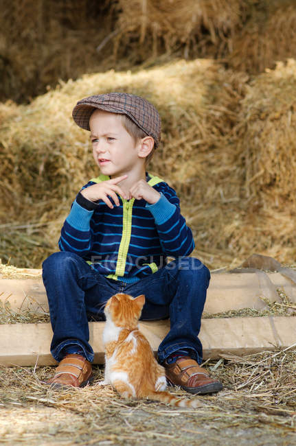 Маленький хлопчик з кошеням — стокове фото