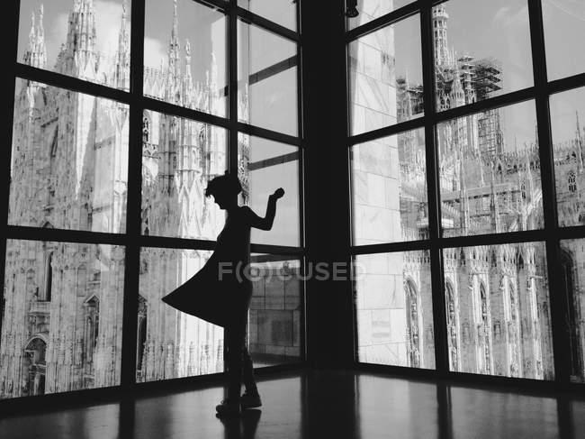 Woman dancing in front of duomo — Stock Photo