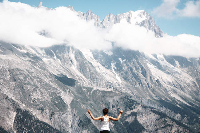 Woman standing in mountains — Stock Photo