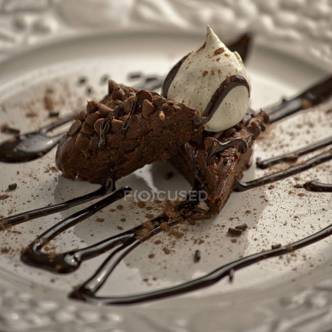 Schokoladenbrownie mit Schokoladenstreuern — Stockfoto