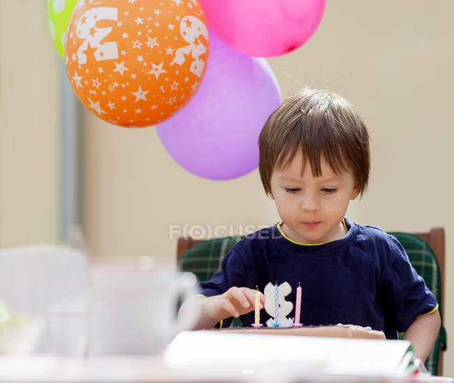 Святкування дня народження хлопчика — стокове фото