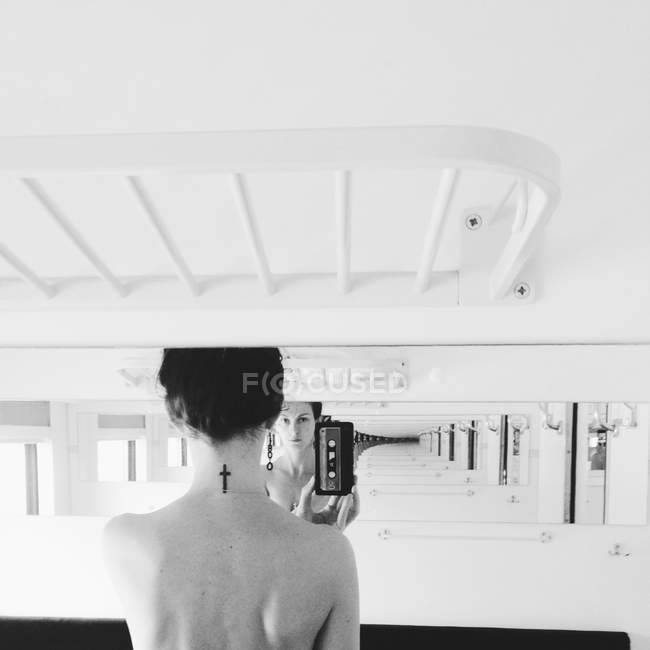 Женщина берет селфи в зеркало — стоковое фото