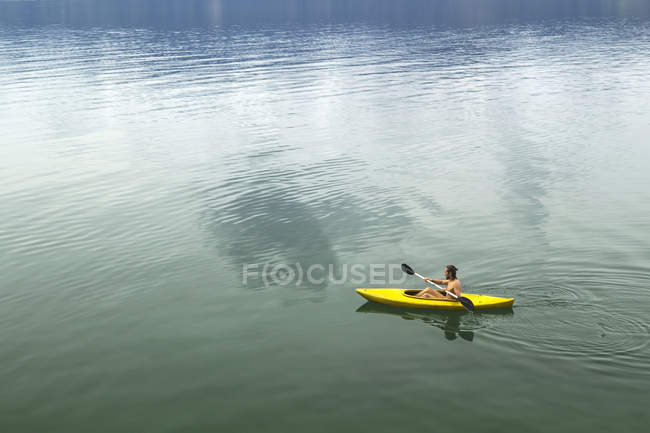 Uomo in kayak giallo — Foto stock