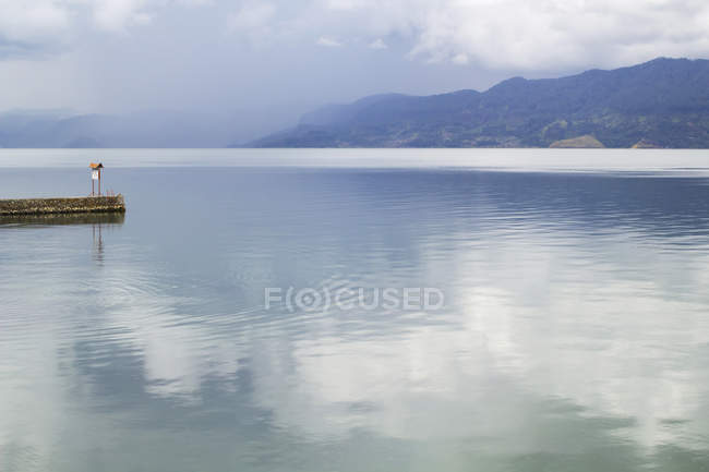 Vista panorámica del pequeño muelle en el lago - foto de stock