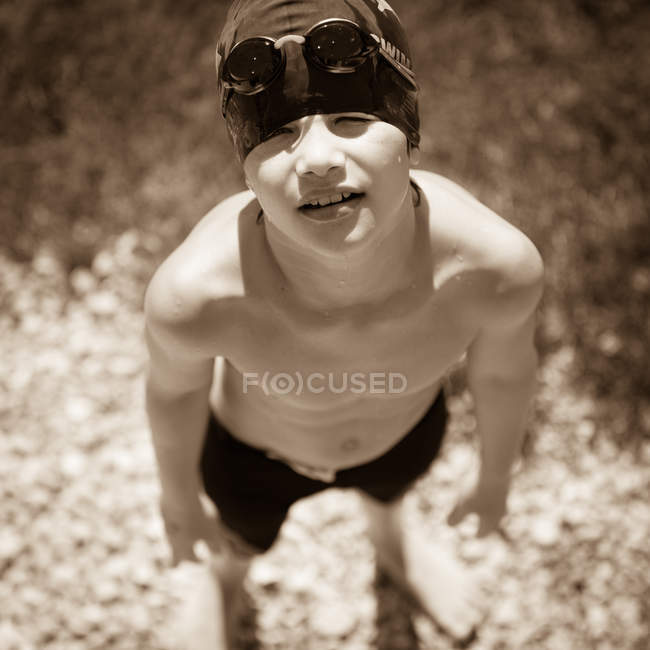 Schwimmer in Rennkleidung schaut nach oben — Stockfoto
