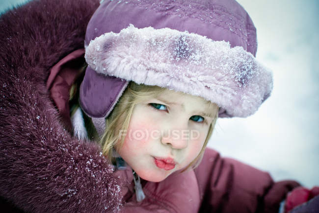 Маленькая девочка смотрит в камеру — стоковое фото