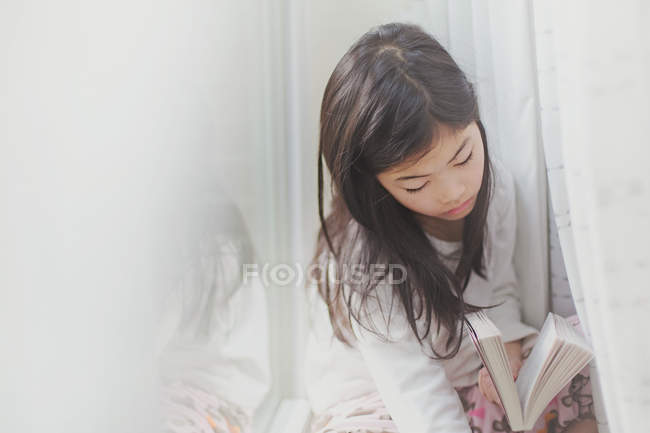 Girl reading book — Stock Photo