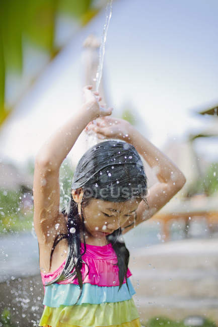 Menina de pé sob o chuveiro — Fotografia de Stock
