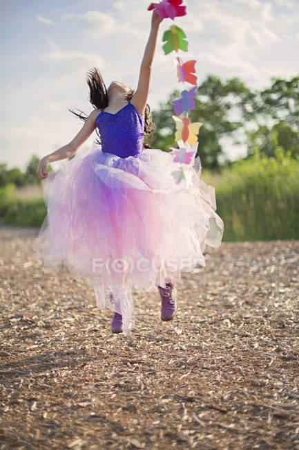 Mädchen in rosa Tutu springt in die Luft — Stockfoto