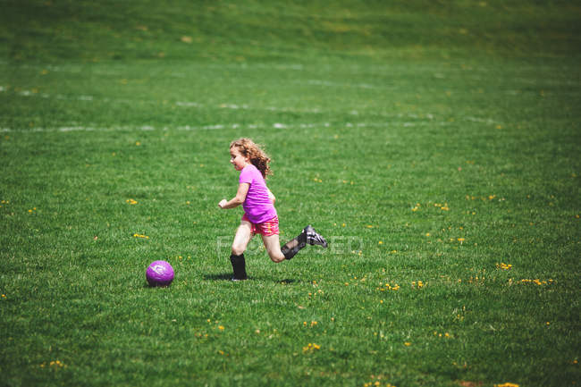 Девушка играет в футбол — стоковое фото