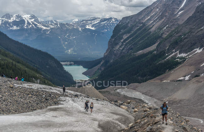 Hikers walking in valley — Stock Photo