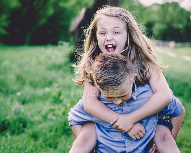 Siblings enjoying themselves — Stock Photo